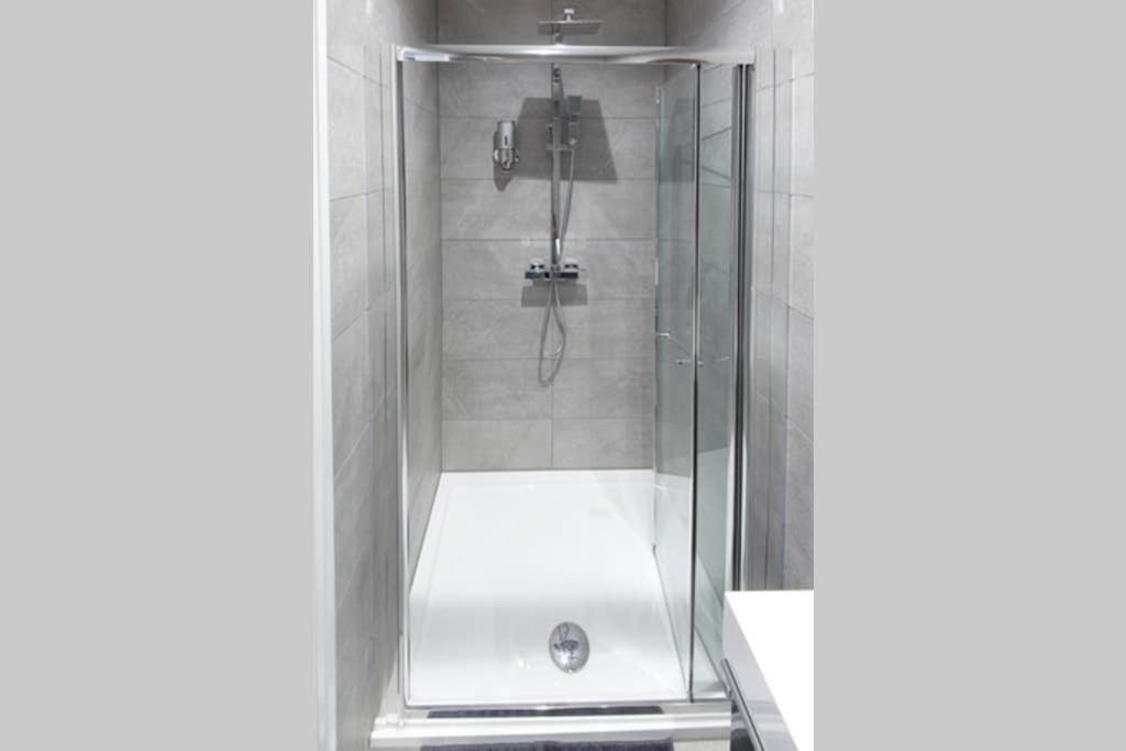 Blackbird Luxury 2 Bed 8 *